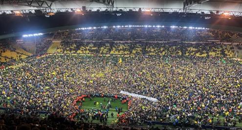 جماهير نانت تقتحم الملعب وتحتفل بالتأهل لنهائي الك