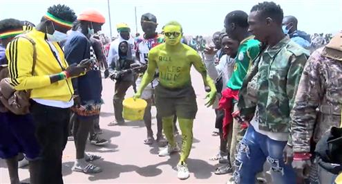 مشجع غريب للسنغال قبل مباراة منتخب مصر