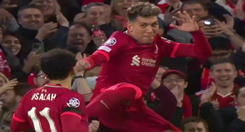 احتفال فيرمينو مع صلاح بعد تسجيل هدف أمام بنفيكا 