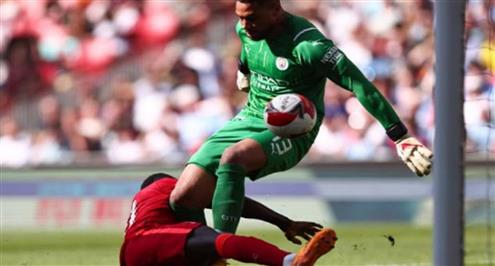 خطأ فادح من حارس مانشستر سيتي يمنح ماني هدف