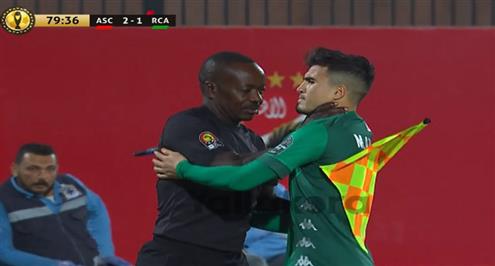رد فعل الحكم المساعد بعد اعتراض لاعب الرجاء