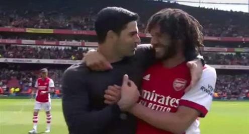 عناق ومصافحة بين النني وأرتيتا بعد مباراة مانشستر يونايتد