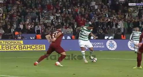 العارضة تحرم كوكا من هدف رائع أمام هاتاى سبور