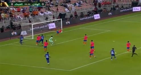 مدافع الفيحاء ينقذ هدف مؤكد لناصر الدوسري