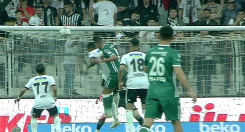 العارضة تحرم كوكا من هدف أمام بشكتاش