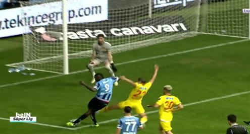 بالوتيلي يسجل هدفا مثيرا في الدوري التركي