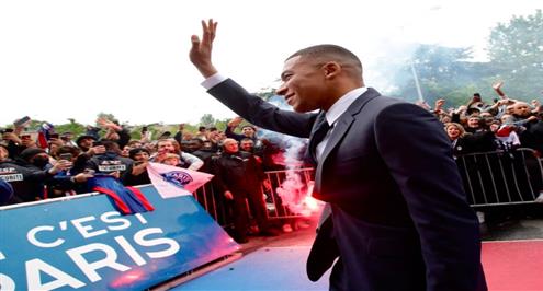 مبابي يحتفل بالتجديد مع جماهير باريس سان جيرمان 