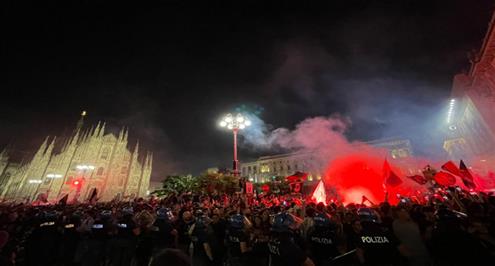جماهير ميلان تحتفل بعد الفوز بالدوري الإيطالي
