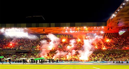 شماريخ جماهير فينورد أمام روما في نهائي دوري المؤتمر الأوروبي