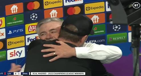 مصافحة انشيلوتي ويورجن كلوب بعد المباراة