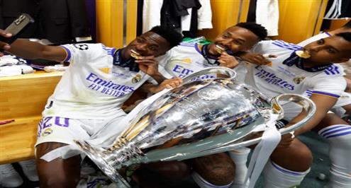 احتفالات لاعبي ريال مدريد بدوري الأبطال في غرفة الملابس 