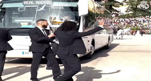 احتفالات ريال مدريد بدوري أبطال أوروبا مع الجماهير 