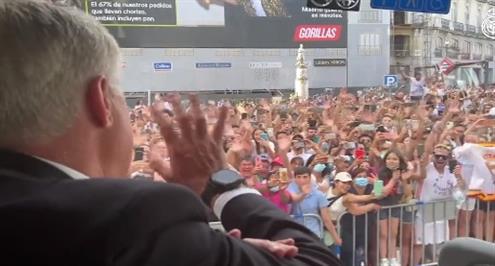 تحية أنشيلوتي لجماهير ريال مدريد 