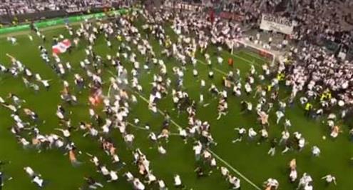 جمهور فرانكفورت يقتحم الملعب بعد تأهل فريقه إلى نهائي الدوري الأوروبي