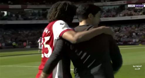 تحية النني وارتيتا لجماهير أرسنال