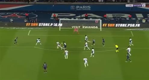 العارضة تمنع ميسي من هدف أمام تروا 