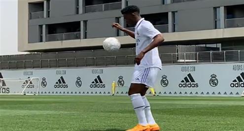 استعراض مهارة من تشواميني لاعب ريال مدريد الجديد