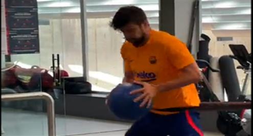 بيكيه يعود للتدريبات في صالة الجيم