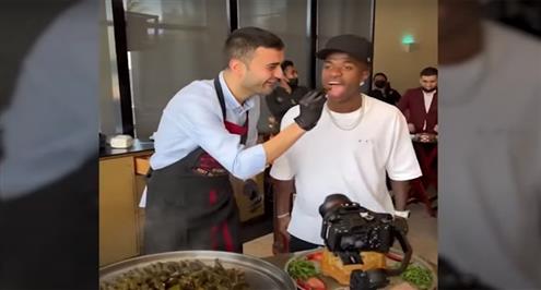 فينسيوس جونيور يستمتع باجازته في مطعم الشيف بوراك