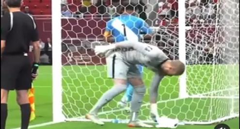 حارس استراليا يلقي ورقة تعليمات حارس بيرو في ملحق كأس العالم