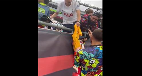 حارس أرسنال الجديد مات تيرنر يرفض التوقيع لمشجع بقميص توتنهام