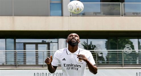 استعراض مهارة من أنطونيو روديجر لاعب ريال مدريد الجديد