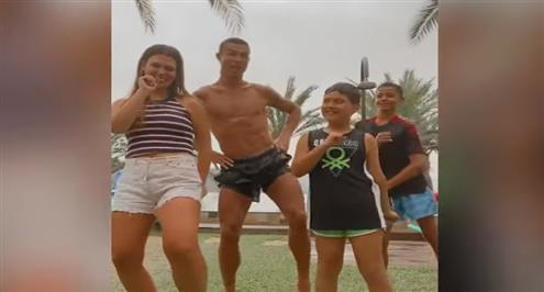 رونالدو يتسمتع بأجازته بالرقص في مدينة مايوركا