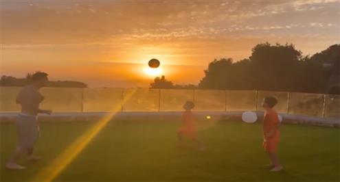 مهارة ميسي مع أبنائه بكرة القدم