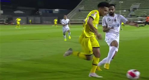 مهارة مصطفى فتحي أمام لاعب الشباب