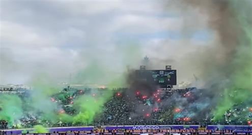 الجماهير تشعل المدرجات في مباراة الرجاء والجيش في الدوري المغربي