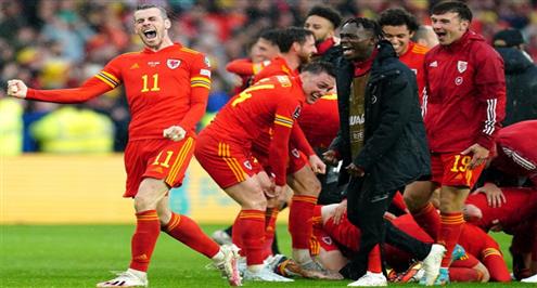 فرحة لاعبي منتخب ويلز مع الجماهير بالتأهل التاريخي لكأس العالم