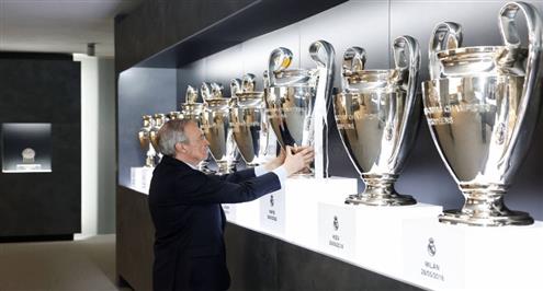 فلورنتينو بيريز يضع كأس الرابعة عشر في متحف البرنابيو