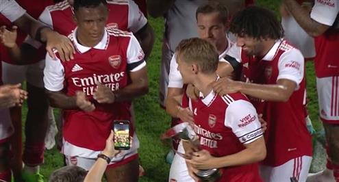 لقطة رائعة.. النني يمنح أوديجارد الشارة قبل رفع الكأس