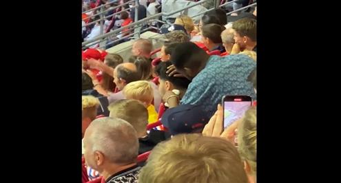 مشجع يتحول لحلاق في المدرجات خلال مباراة السوبر الألماني