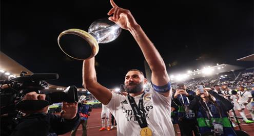 بنزيما يحتفل مع جماهير ريال مدريد بكأس السوبر الأوروبي