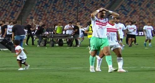 محمد عبد المنصف يرتدي قميص الزمالك ويحتفل مع الجماهير بالتتويج بالدوري 