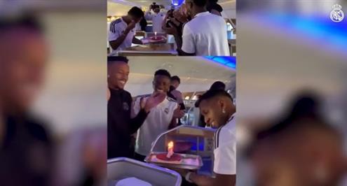 فينيسيوس وميليتاو يفاجئان رودريجو في عيد ميلاده