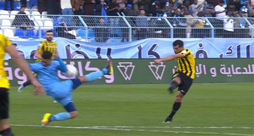 طارق حامد يتسبب في طرد لاعب الباطن وهدف التعادل لاتحاد جدة