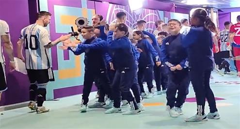 ردود أفعال الأطفال خلال التقائهم بنجومهم في كأس العالم 2022