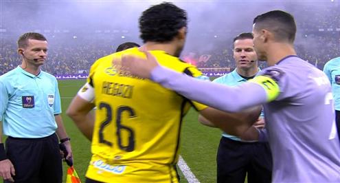 مصافحة حجازي ورونالدو قبل بداية المباراة 