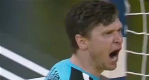 لاندين يتصدى لرمية جزائية من لاعب إسبانيا في أخر دقيقة بمونديال اليد