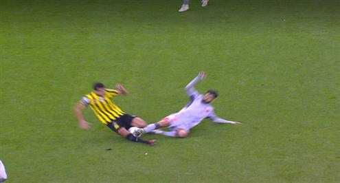 طرد لاعب الفيحاء بعد تدخل عنيف على طارق حامد