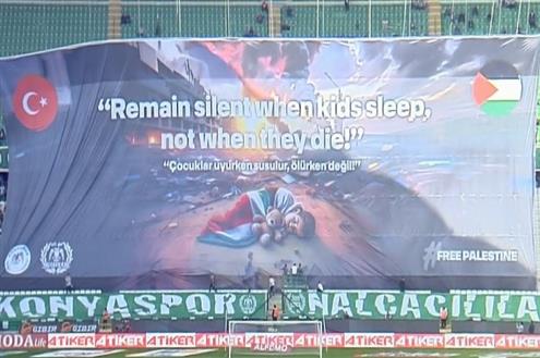 لافتة خاصة.. جماهير قونيا سبور تتضامن مع أحداث غزة