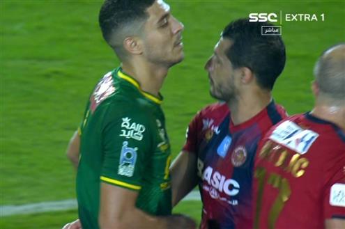 طارق حامد يصافح محمد شريف بعد كرة مشتركة