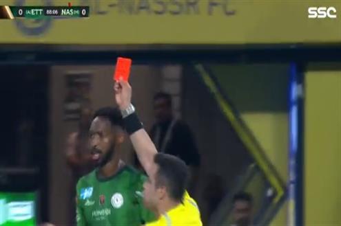 لحظة طرد علي هزازي لاعب الاتفاق أمام النصر 