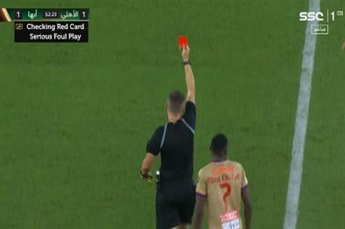 لحظة طرد زكريا سامي لاعب أبها أمام أهلي جدة 