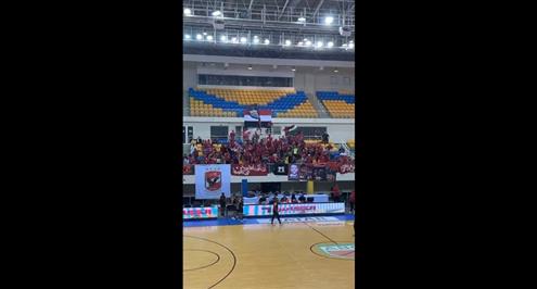 تشجيع حماسي من جماهير الأهلي أمام فريق مجد في البطولة العربية لكرة السلة