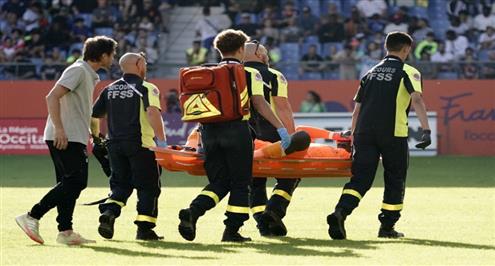 توقف المباراة وإصابة الحارس بعد إلقاء ألعاب نارية في مباراة مونبيليه وكليرمونت