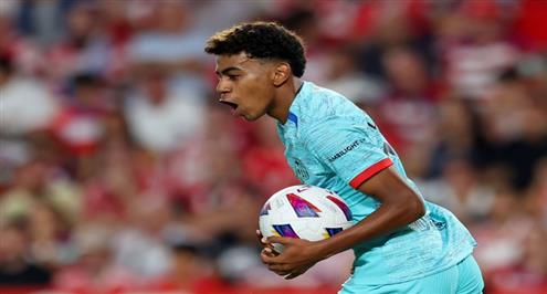 هدف تاريخي.. لامين يامال يسجل أول أهدافه مع برشلونة