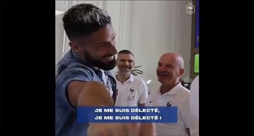 لقطة كوميدية.. جيرو يشرح لطاقم منتخب فرنسا كيف شارك كحارس في مباراة ميلان وجنوى